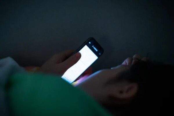 為什麼你總是忍不住滑手機？多巴胺與間歇性獎勵的成癮真相