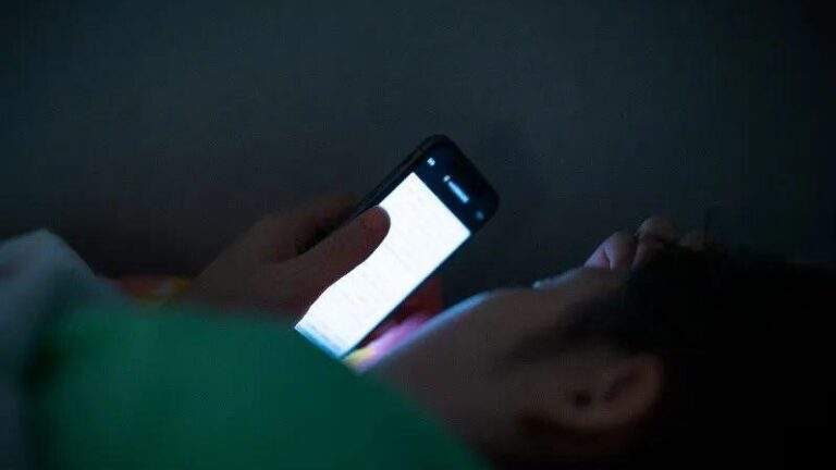 為什麼你總是忍不住滑手機？多巴胺與間歇性獎勵的成癮真相