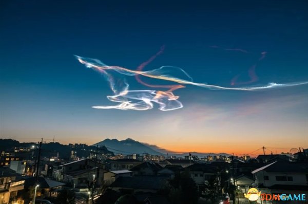 风景美如画 日本西部地区上空惊现罕见“夜光云”
