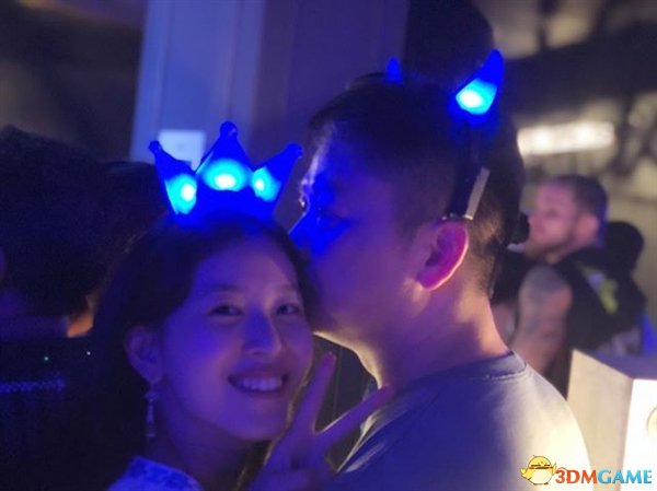 刘强东奶茶妹妹新年撒狗粮：贴出罕见深情拥吻照